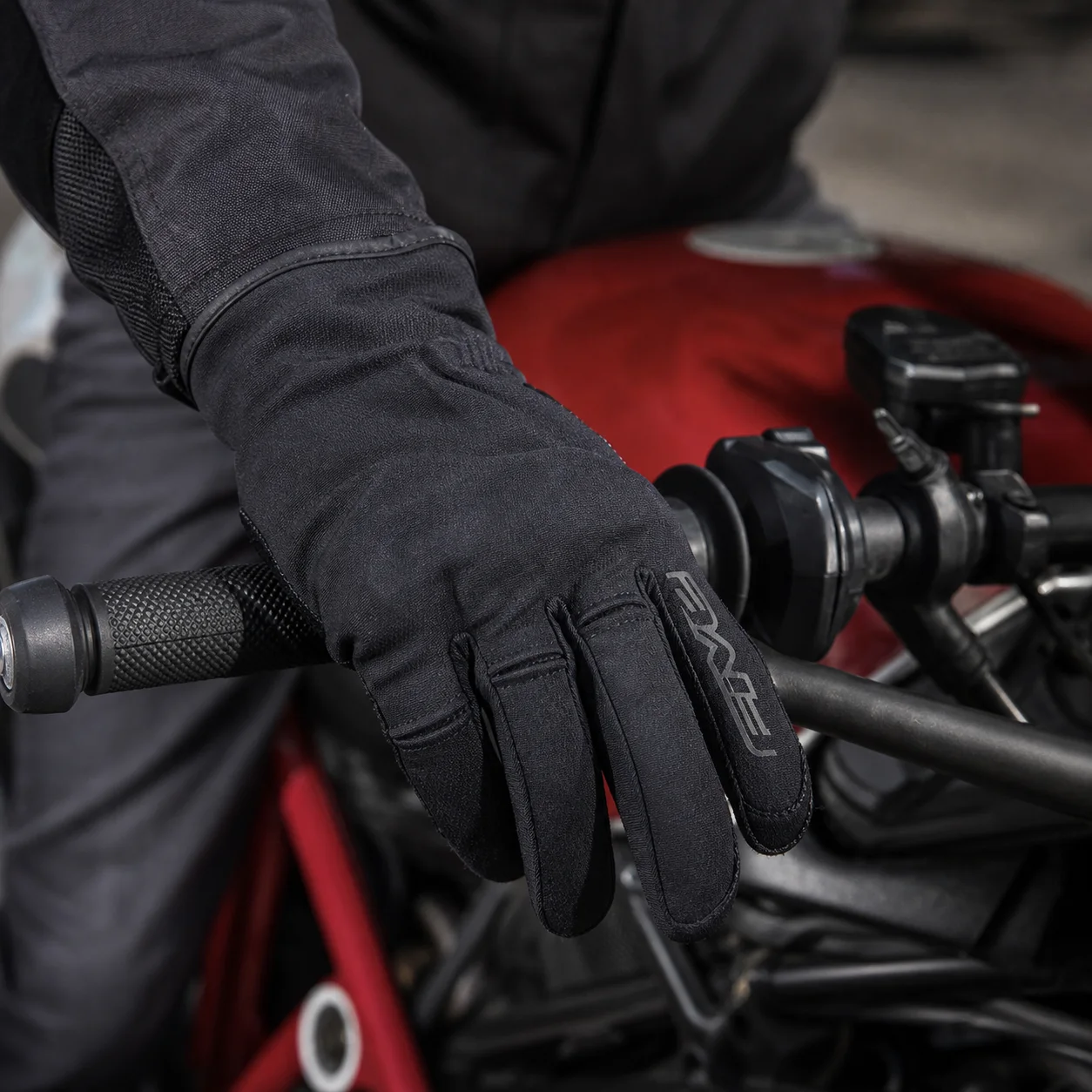 Guante FIVE usado sobre el manillar de una motocicleta