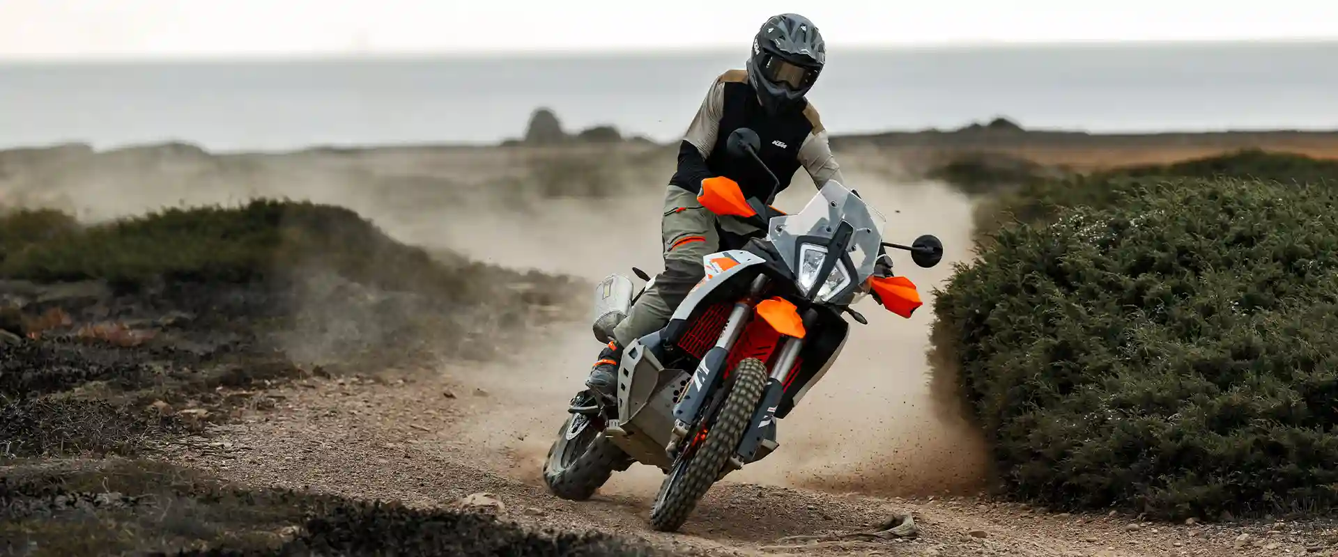 KTM 890 Adventure R recorriendo un camino de tierra