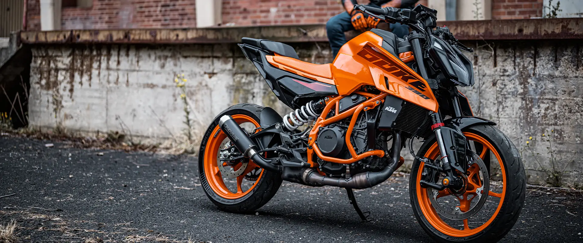 KTM 390 Duke estacionada en un entorno urbano
