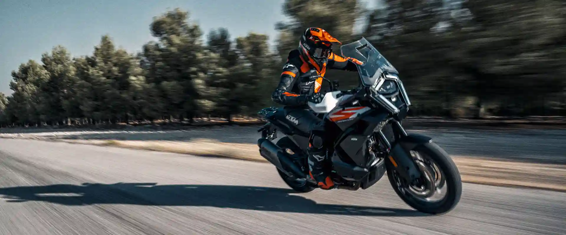KTM 1390 Super Adventure circulando sobre asfalto